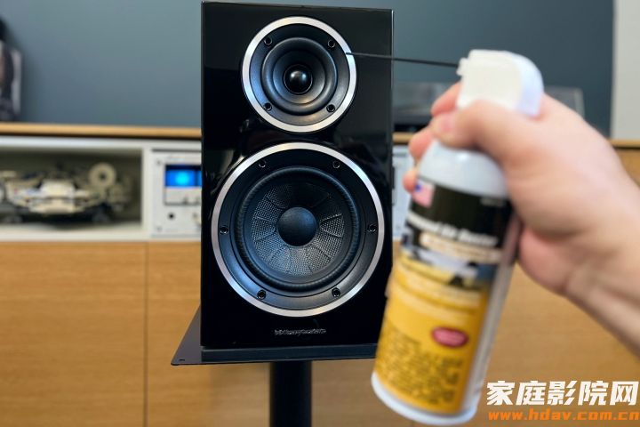 一罐压缩空气清洁扬声器高音扬声器。.jpg