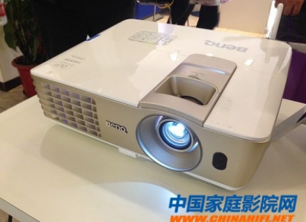 W1070的“无线智能”版运行YunOS 明基发布i700智能投影机